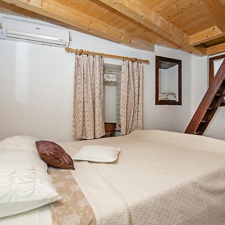 Apartments Taylor ロヴィニ エクステリア 写真