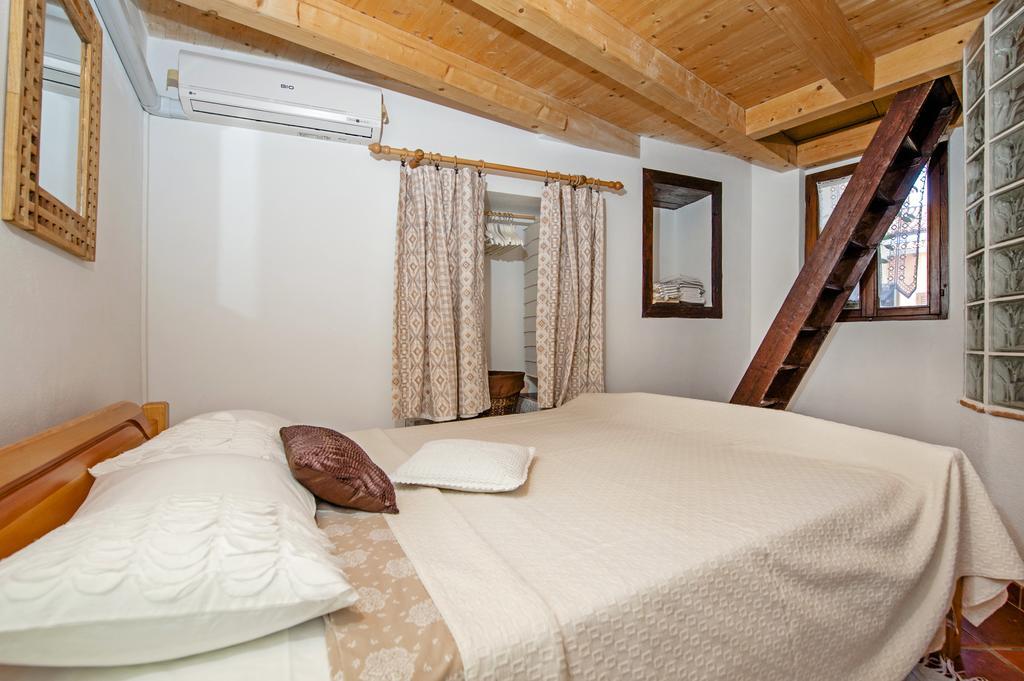 Apartments Taylor ロヴィニ エクステリア 写真