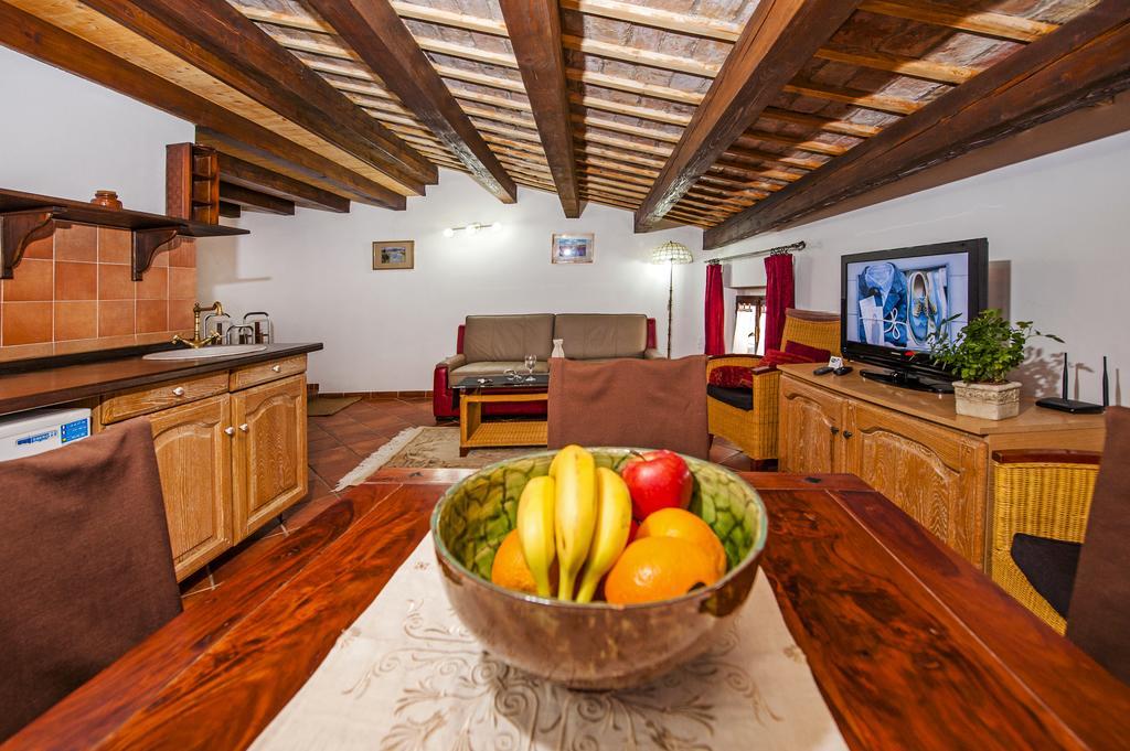 Apartments Taylor ロヴィニ エクステリア 写真