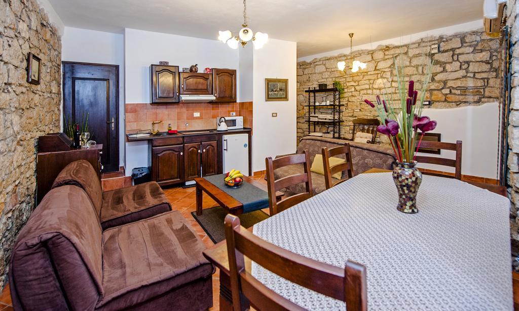 Apartments Taylor ロヴィニ エクステリア 写真