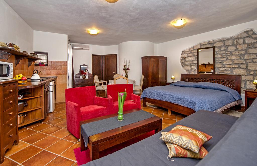 Apartments Taylor ロヴィニ エクステリア 写真